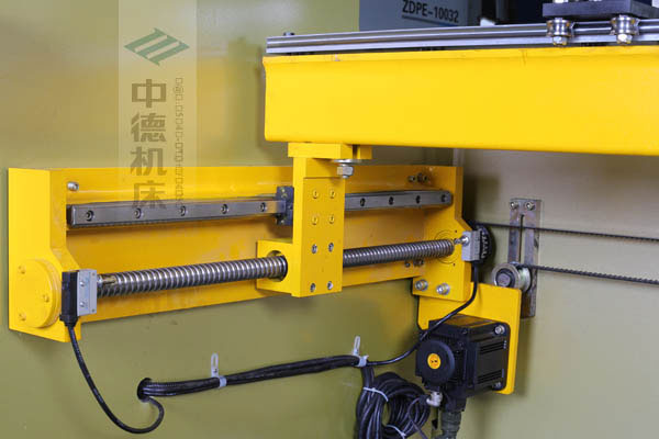 ZDPK-10032X軸配有滾珠絲桿及直線導軌，大功率伺服電機，鋼絲同步帶，能顯著提升X軸定位精度及速度