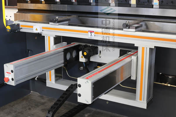 ZDPE10025-4+1軸全封套加強(qiáng)型鋁合金后檔料系統(tǒng)，內(nèi)有成套滾珠絲桿和直線導(dǎo)軌，精度高速度快噪音低.jpg