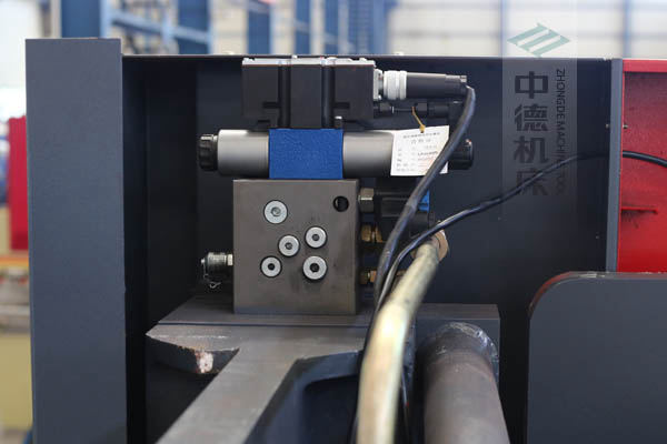 ZDPE10025采用進(jìn)口液壓系統(tǒng)，穩(wěn)定無故障，耐高溫高壓，持久工作精度高.jpg
