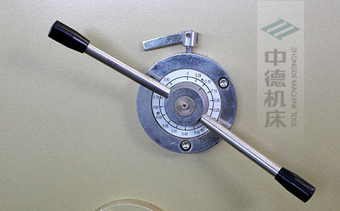 ZDS-640剪板機刀片間隙手動調(diào)節(jié)器，刻度清淅，調(diào)節(jié)省力又簡便.jpg