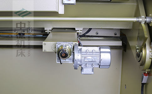 ZDS-640剪板機后檔料結(jié)構(gòu)，平行度高，并采用國內(nèi)一流品牌軸承，耐磨抗壓壽命長.jpg